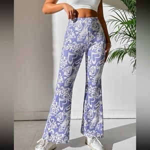 Pantalones acampanados con estampado de corazón